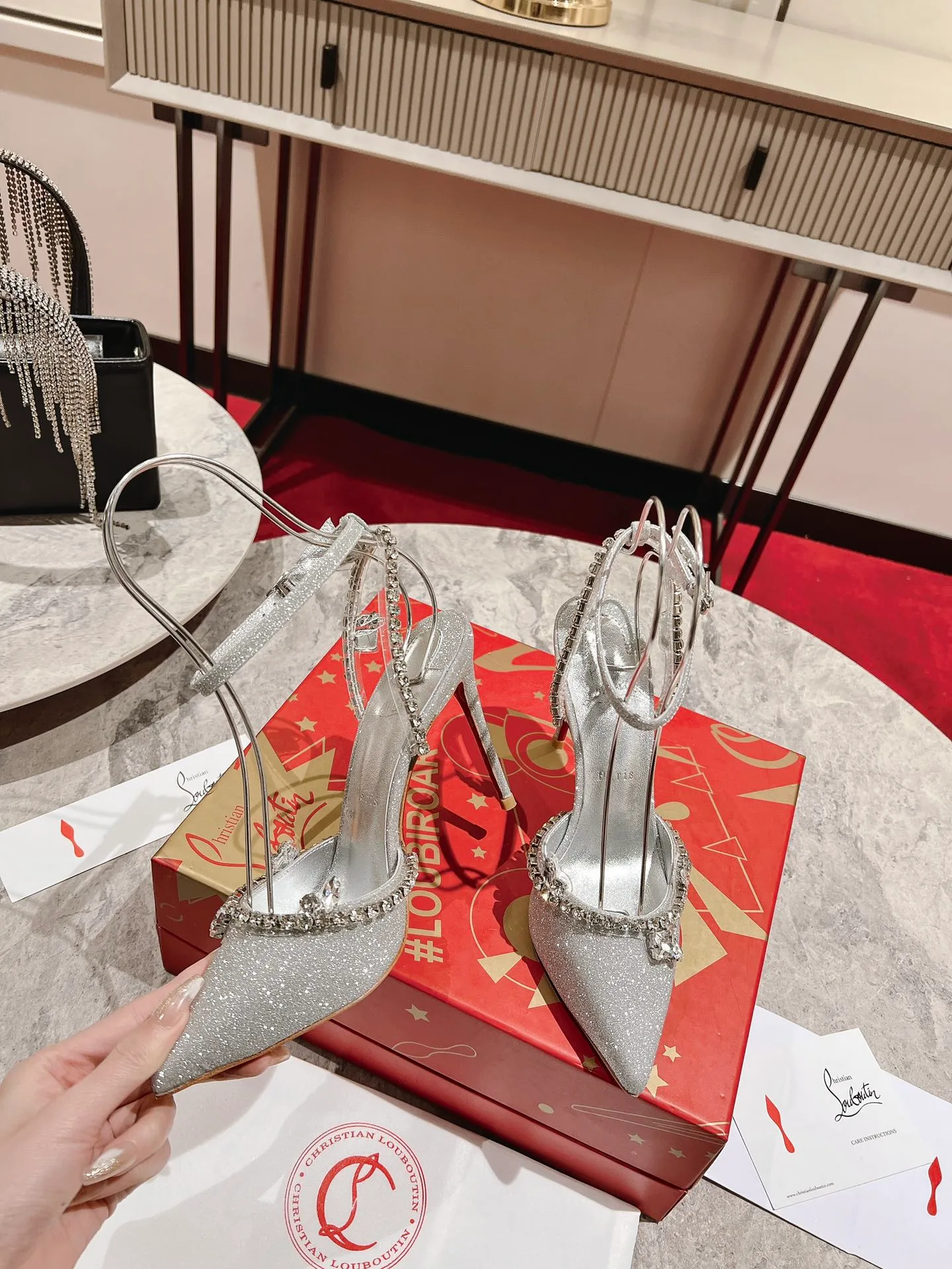 👟👟Ex-factory price 600👟👟 🆑❥∙ Crystal Sandals ✪【NEW .✔︎】 (Customized, non-refundable and non-exchangeable) Marykate Queen from Maison Christian Taking inspiration from Louboutin's iconic Spikaqueen and Degrastrass models, a pointed toe box is seamlessly combined with a delicate ankle strap to form the stunning d'Orsay sandal. The wraparound ankle strap is crafted from silver glitter-embellished calfskin and perches on a 100mm stiletto heel, wrapped in the same creative material. Two decorative bands are embellished with slate and gemstones for a truly striking look. Size: 34 yards-42 yards Heel height: 10cm Color: silver